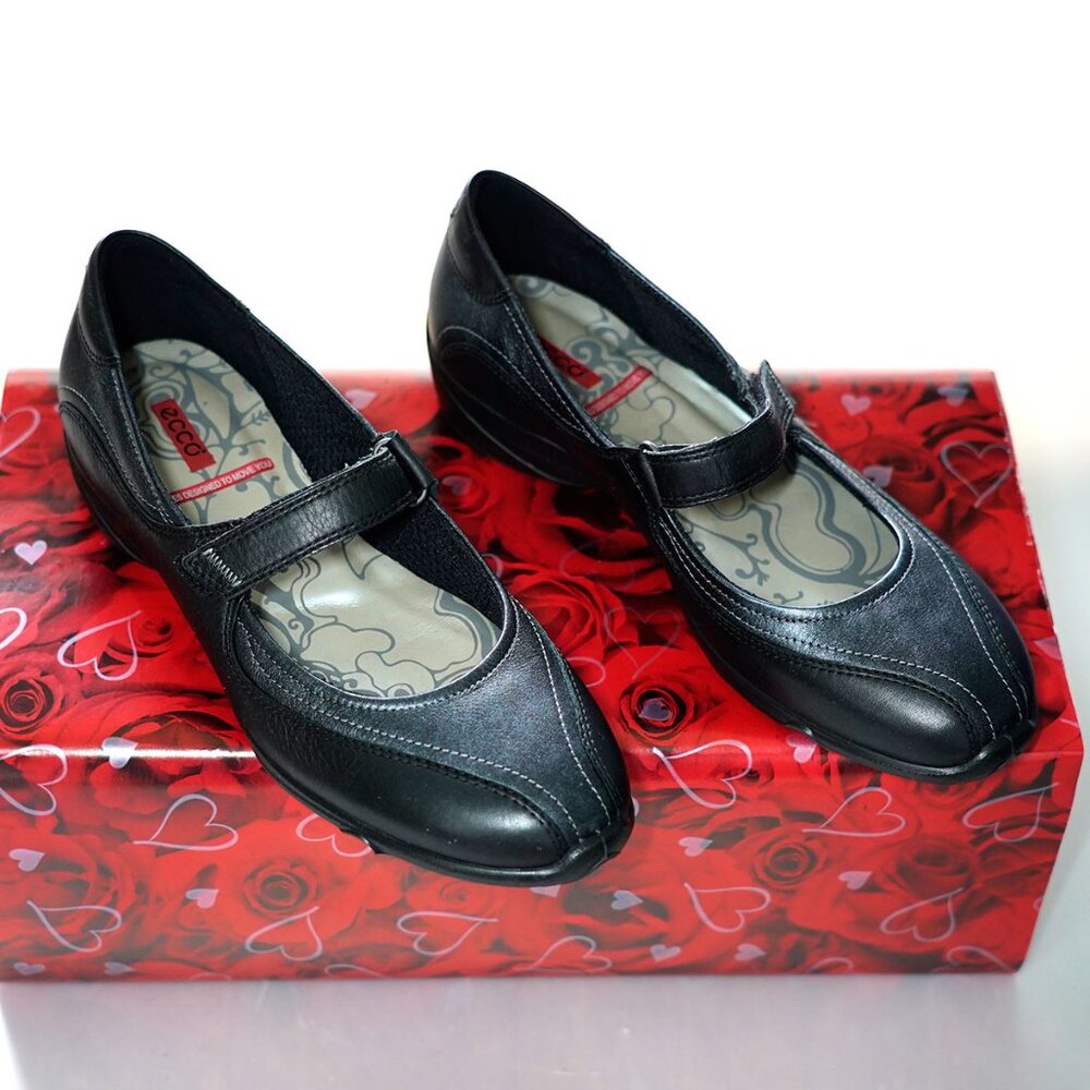 NWOT Ecco Black Leather Shoes, designed to move.